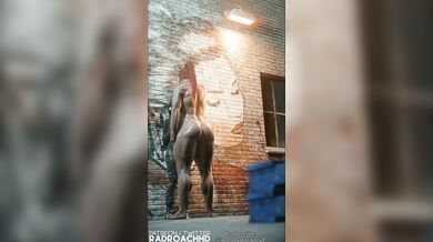Up Her Alleyway [RadRoachHD] [En español]