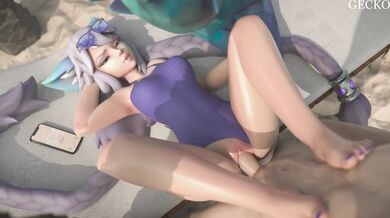 Gecko's Girl Gone Wild Amidst Curious Chums