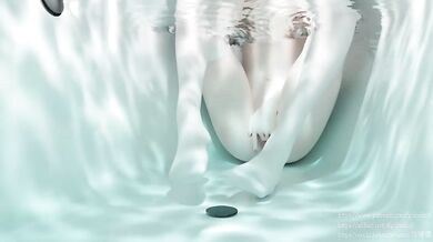 Barbara's Wet and Wild Solo Session in the Tub [Guheihei]