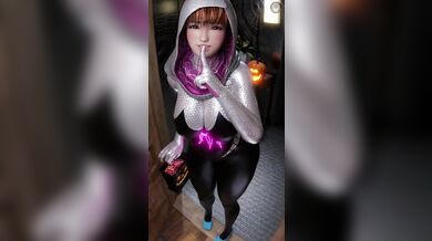 Spider-Gwen's Sexy Cosplay with Kasumi on Halloween Night