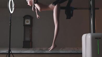 Frozen Elsa Gets Hardcore with the Sexy Nero 100 Machine