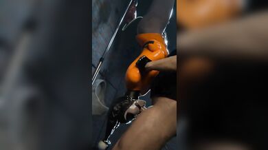 Harley Quinn gets her throat fucked by Poison Ivy at the Asylum in this hentai porn video!