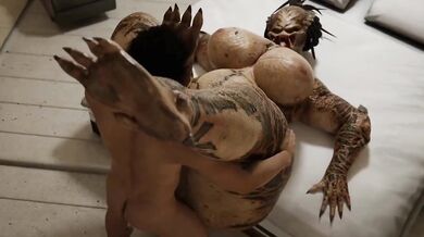 Guy bangs a Xenomorph